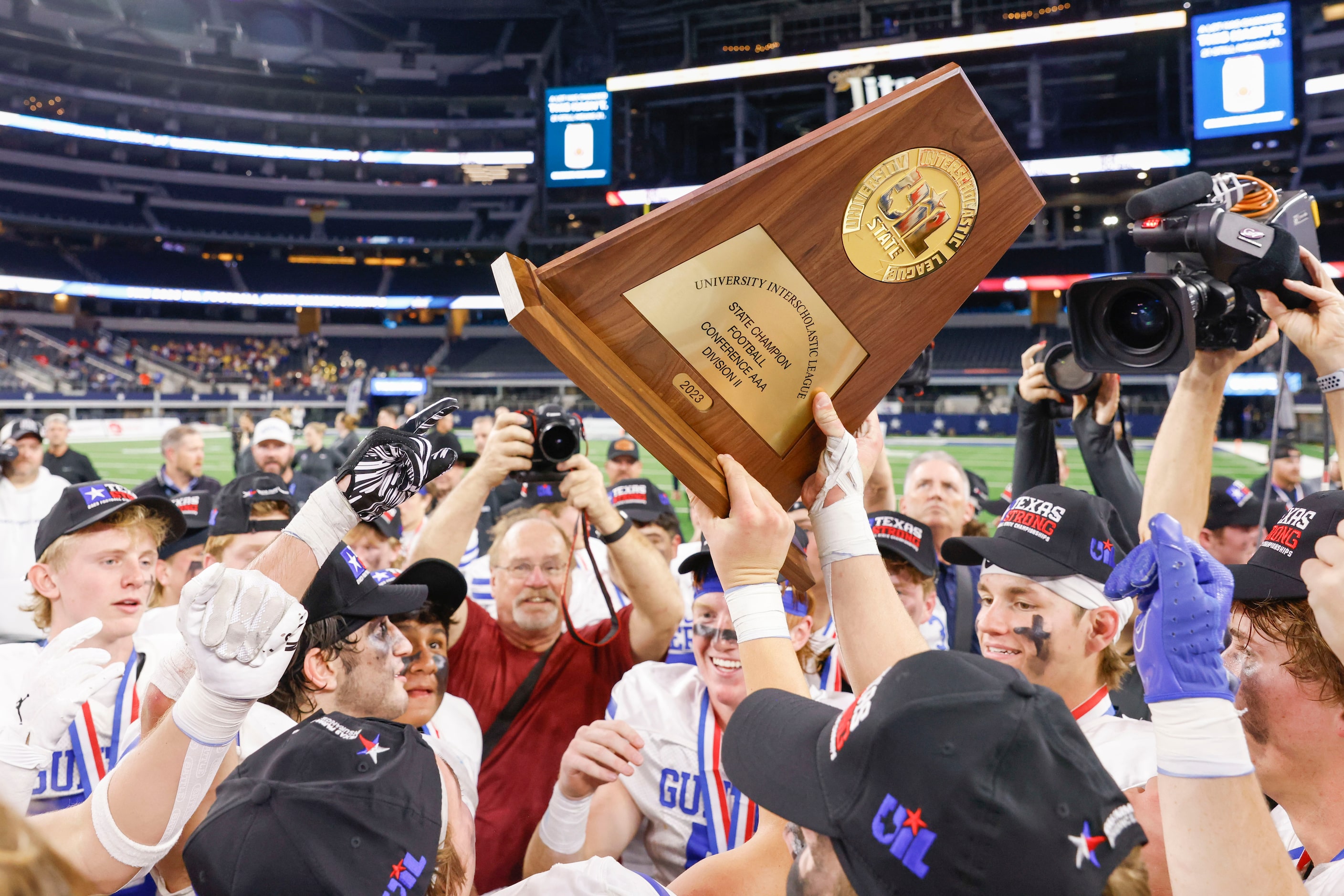 Gunter High players celebrate after winning the Class 3A Division II state championship game...