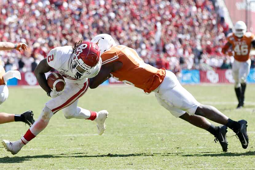 Oklahoma Sooners wide receiver CeeDee Lamb (2) breaks away from Texas Longhorns defensive...