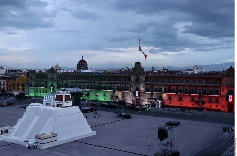 El Grito de Independencia se llevó a cabo frente a un Zócalo vacío, con la proyección de...