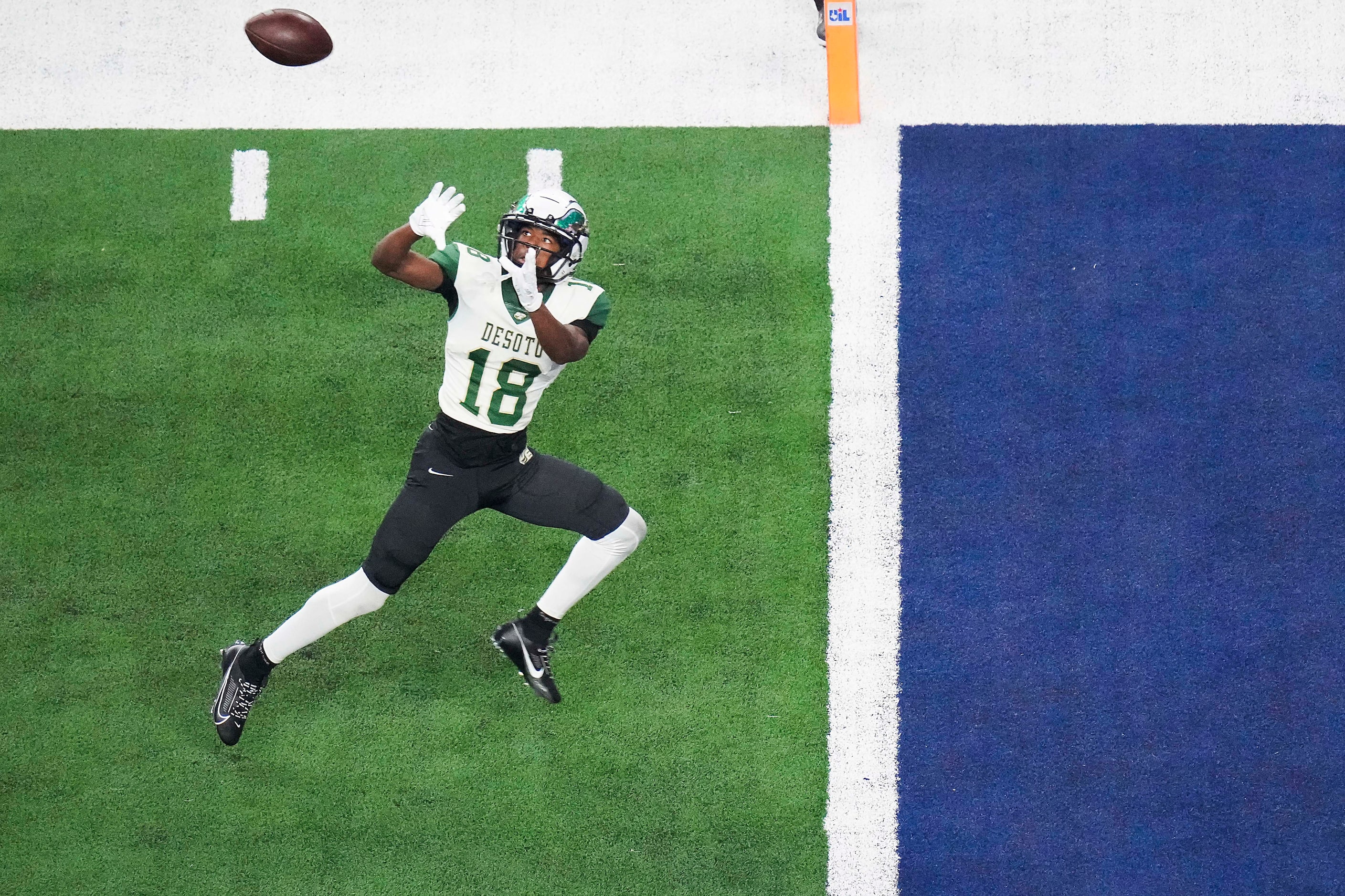 DeSoto wide receiver Ethan Feaster catches a 26-yard touchdown pass during the second half...