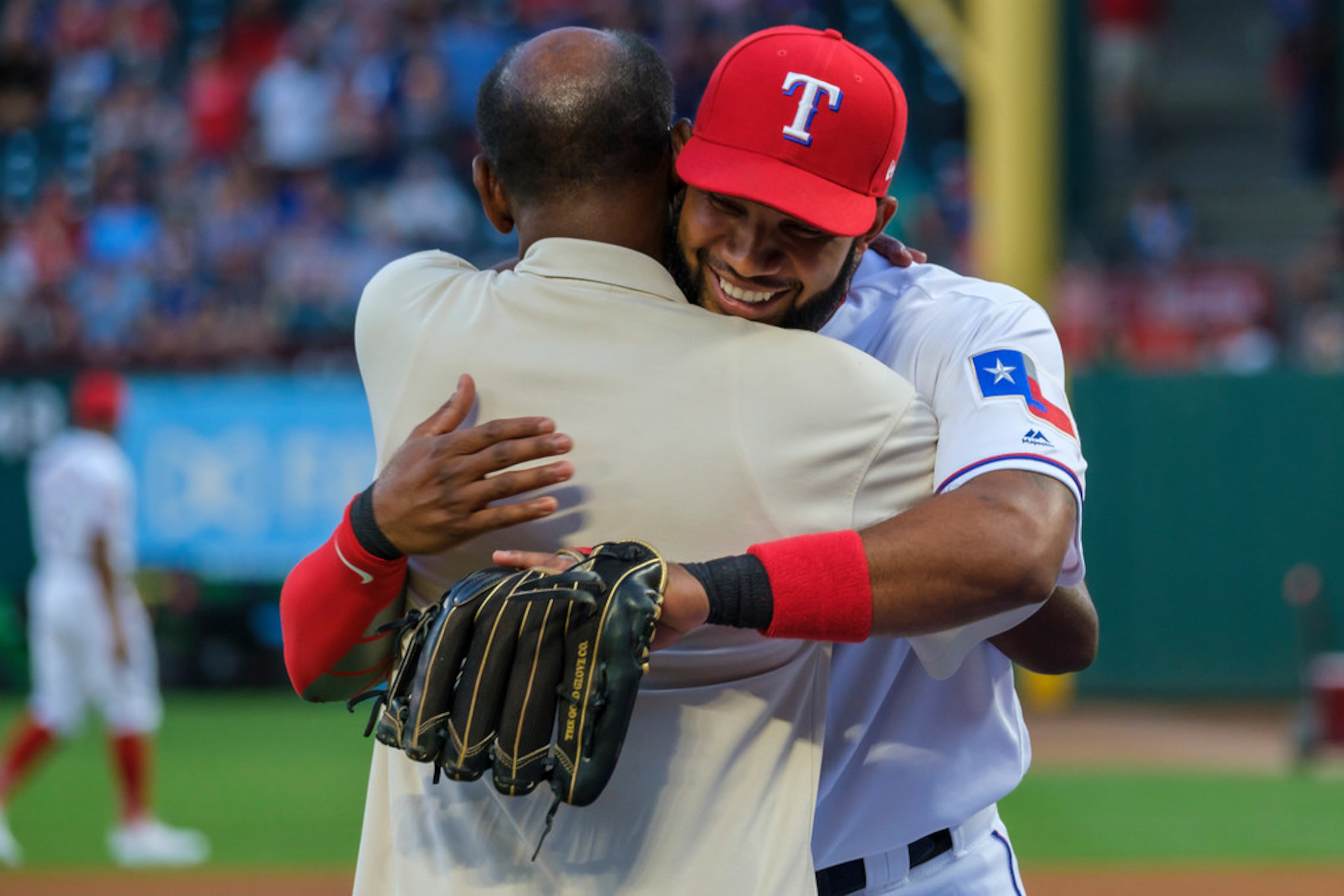 Texas Rangers shortstop Elvis Andrus hugs former manager Ron Washington before a game...