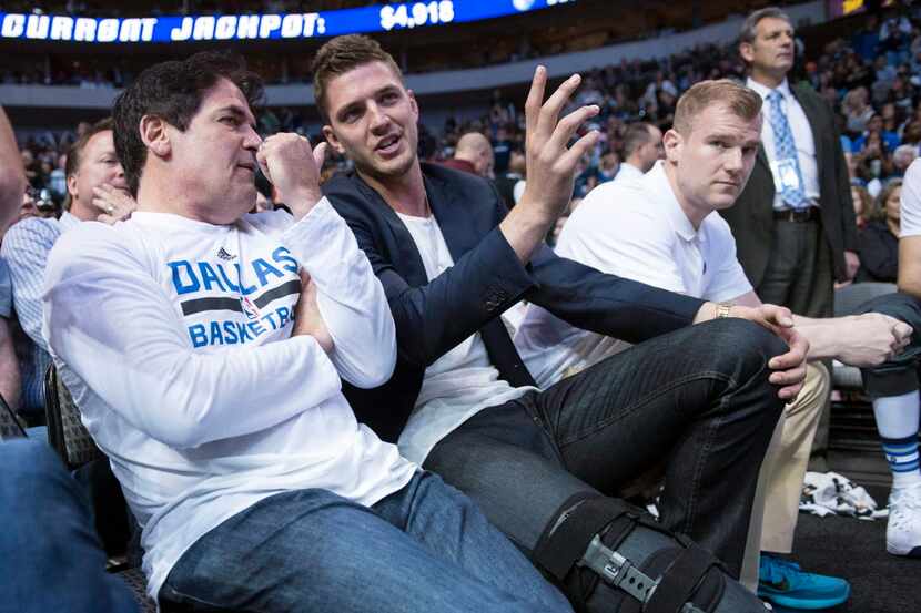 Mar 30, 2016; Dallas, TX, USA; Dallas Mavericks owner Mark Cuban (left) talks with injured...