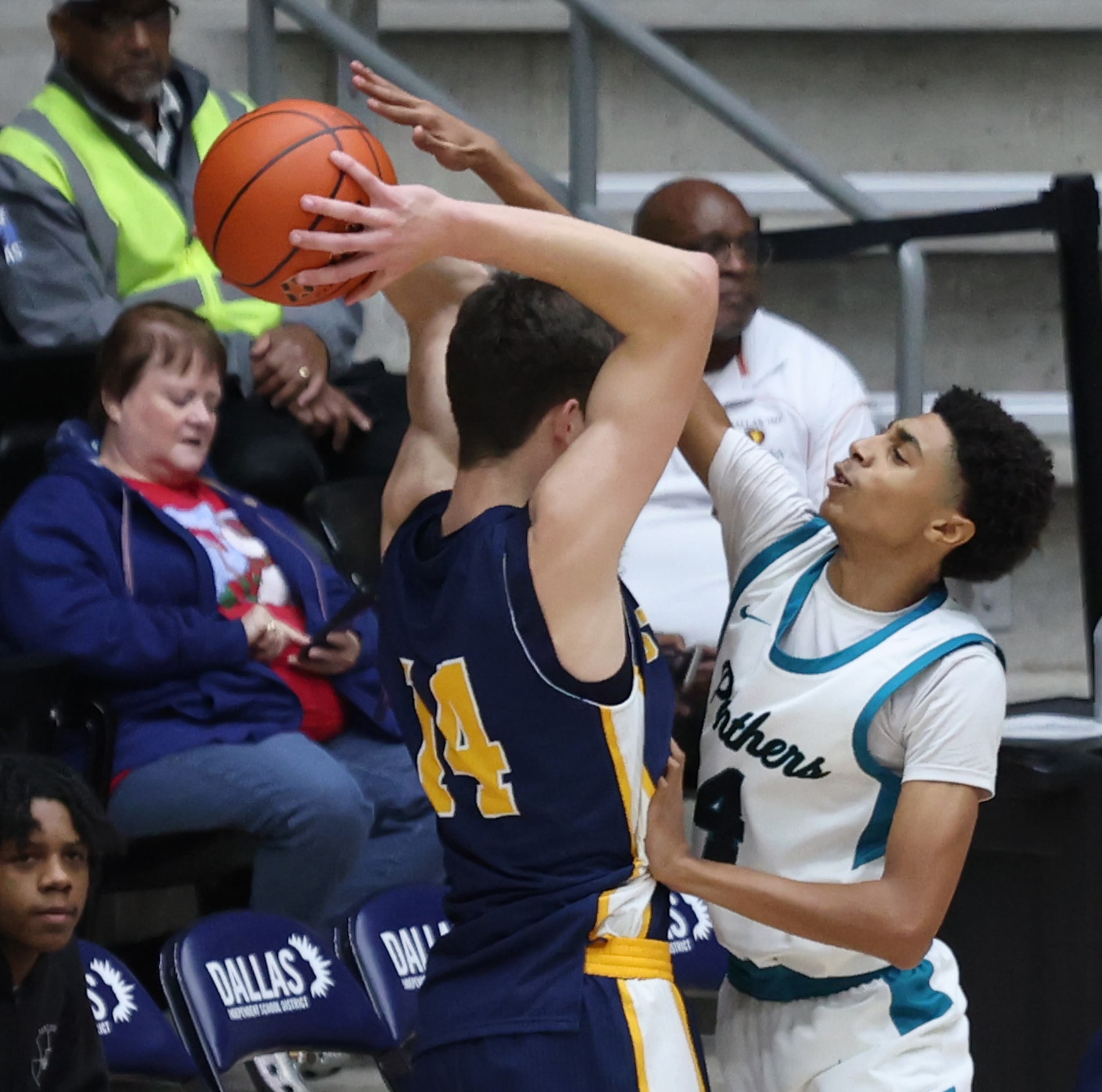 Frisco Panther Creek guard Kedreon Cole (4), right, aggressively defends St. Mark's guard...