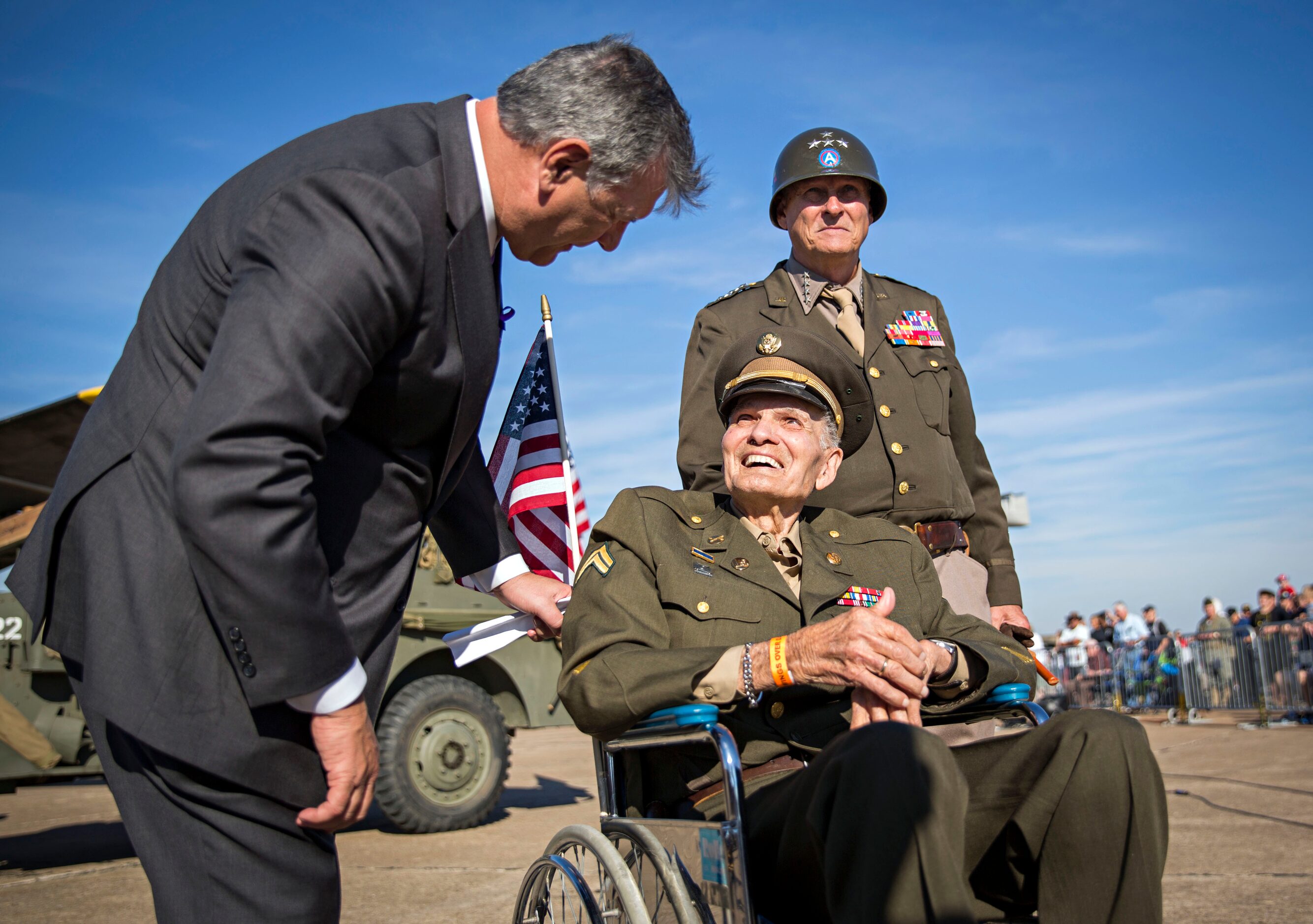 (From left) Dallas Mayor Mike Rawlings talks to Pearl Harbor survivor John Lowe as Denny...