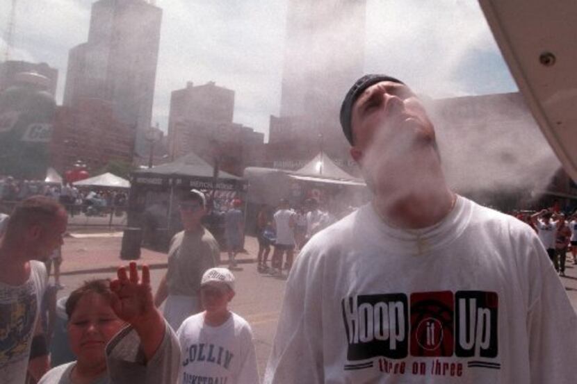 ORG XMIT:  [NS_21Hoop3]  Caption: 6/21/97---Anthony Salisbury, right, of Ft. Worth, cools ...