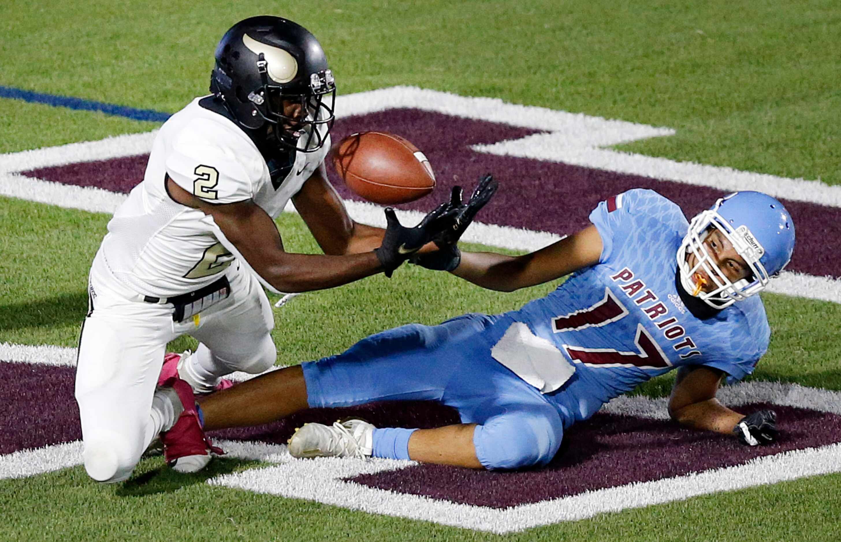 Pinkston wide receiver Keidrum Chambers-Bell (2) goes up for a two-point conversion in the...
