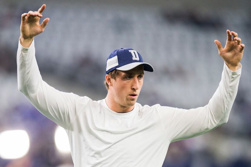 Dallas Cowboys linebacker Sean Lee (50) warms up before an NFL game between the Dallas...