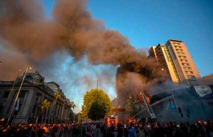 En Chile también se incendiaron edificios públicos y hubo saqueos.
