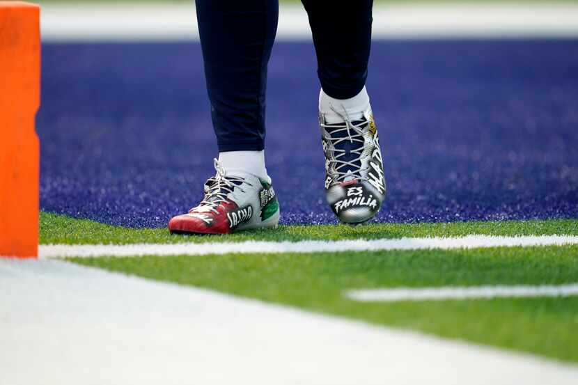 Los zapatos de entrenamiento del ala defensiva de los Cowboys de Dallas, DeMarcus Lawrence,...