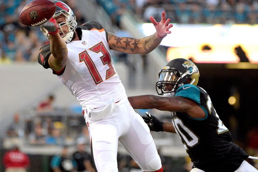 Tampa Bay Buccaneers wide receiver Mike Evans (13) cannot make a reception while defended by...