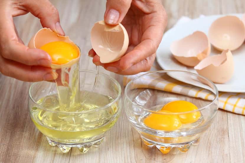 Separación de claras de huevo en la cocina.(GETTY IMAGES)
