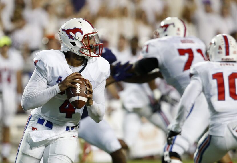 SMU quarterback Matt Davis looks to pass. (Rose Baca/The Dallas Morning News)