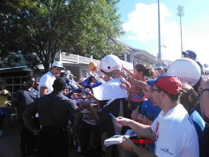  Dirk Nowitzki signs autographs for fans before the game.