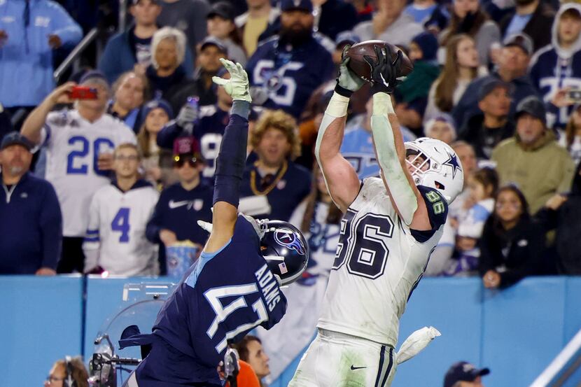 Dallas Cowboys Dalton Schultz (86) catches a 10-yard touchdown over Tennessee Titans safety...