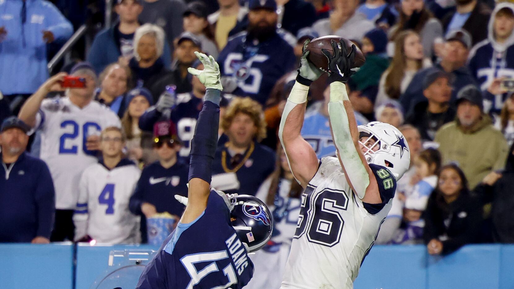 Dallas Cowboys Dalton Schultz (86) catches a 10-yard touchdown over Tennessee Titans safety...