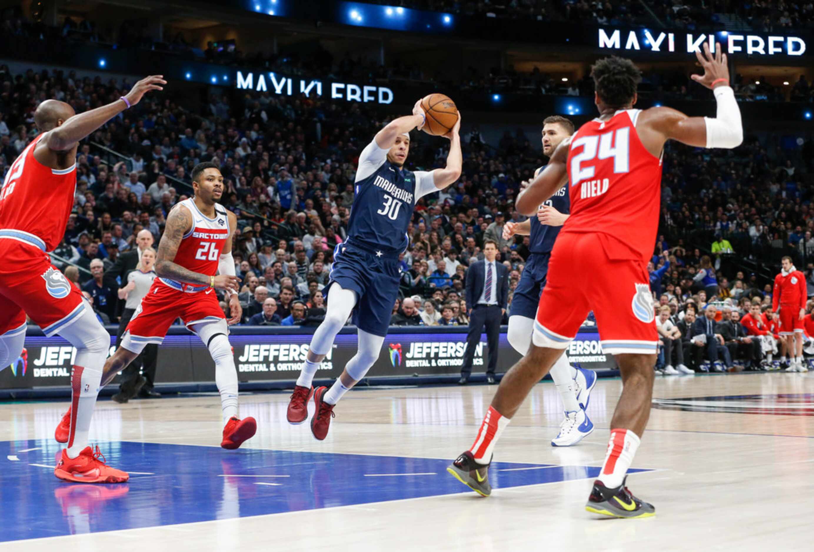 Dallas Mavericks guard Seth Curry (30) makes a pass during the second half of an NBA matchup...