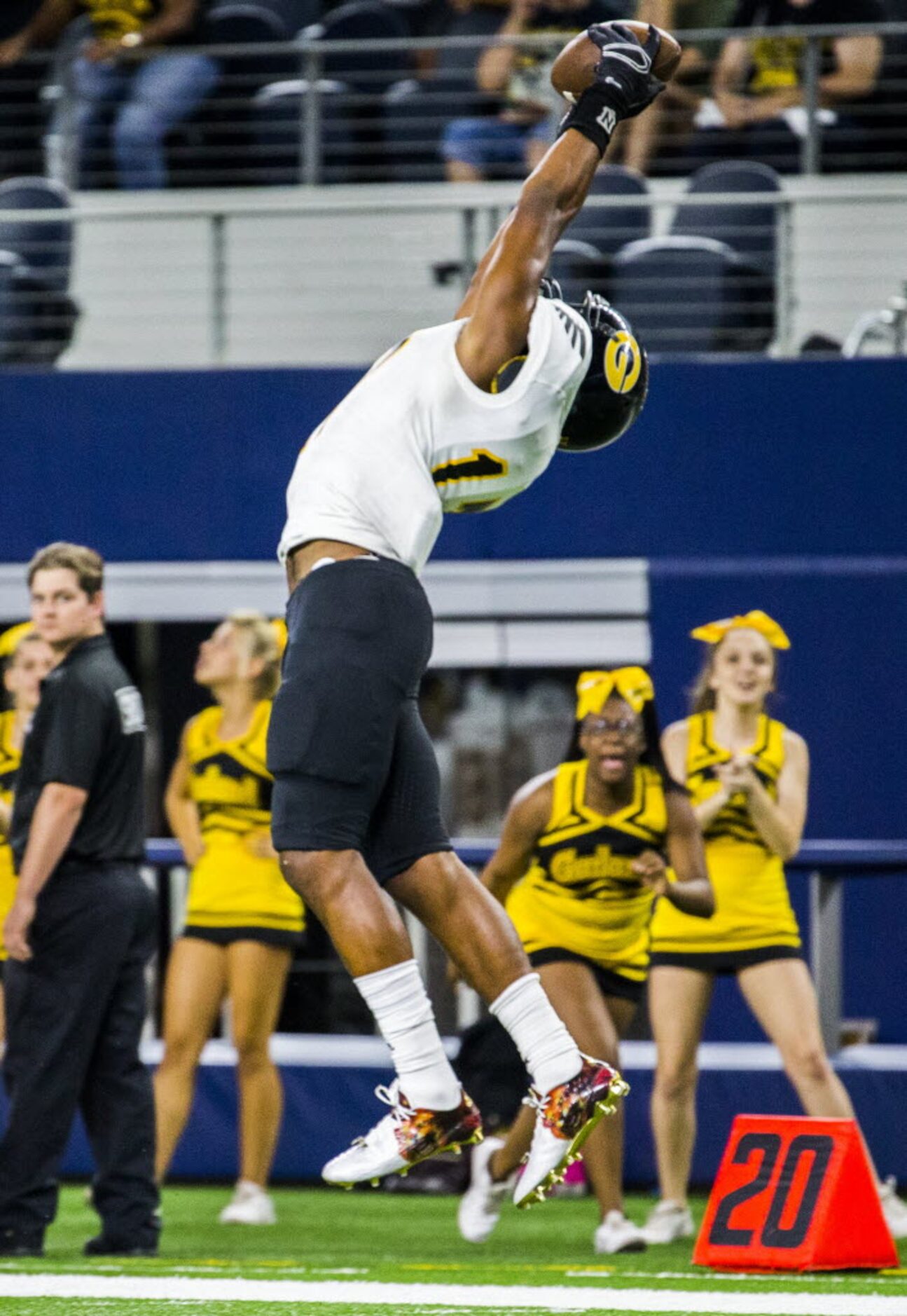 Garland wide receiver Melvin Loveless (17) makes a catch near the end zone in the final...