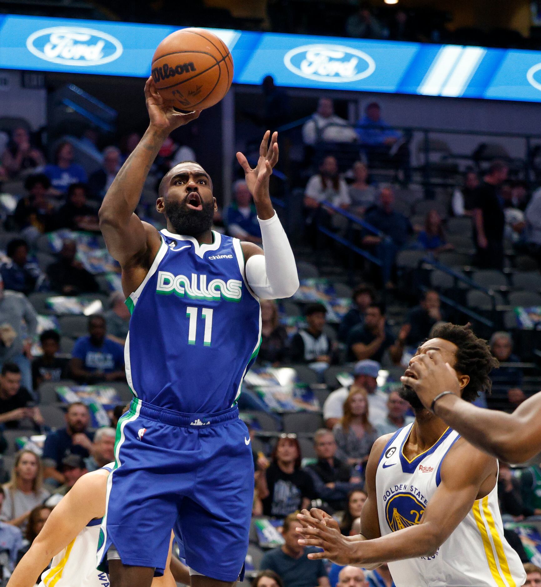 Dallas Mavericks forward Tim Hardaway Jr. (11) shoots the ball alongside Golden State...