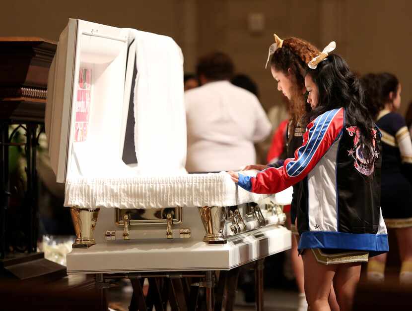 Dos compañeras de Linda Rogers, conocida como Michellita, durnate su servicio fúnebre. La...