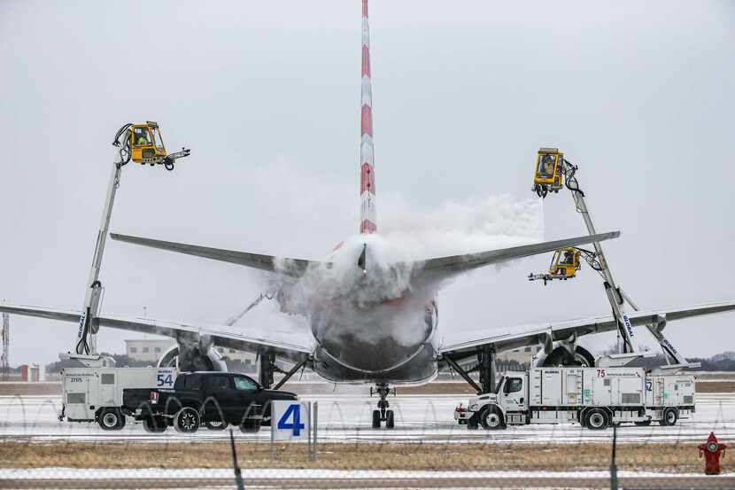 Una avión de American Airlines en el Aeropuerto Internacional DFW es rociado con químicos...