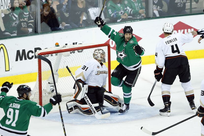 Dallas Stars left wing Jamie Benn (14) begins to celebrate after Cody Eakin's first period...