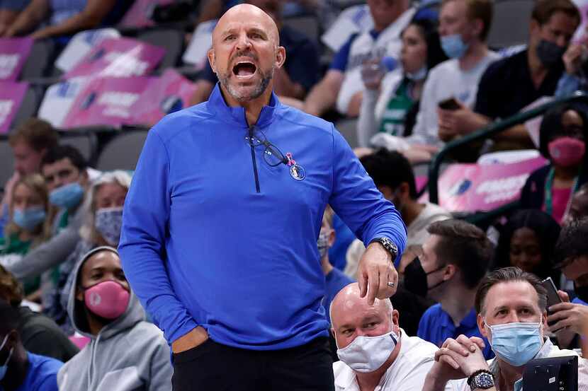 El entrenador de los Mavericks de Dallas, Jason Kidd, da indicaciones durante el juego de...