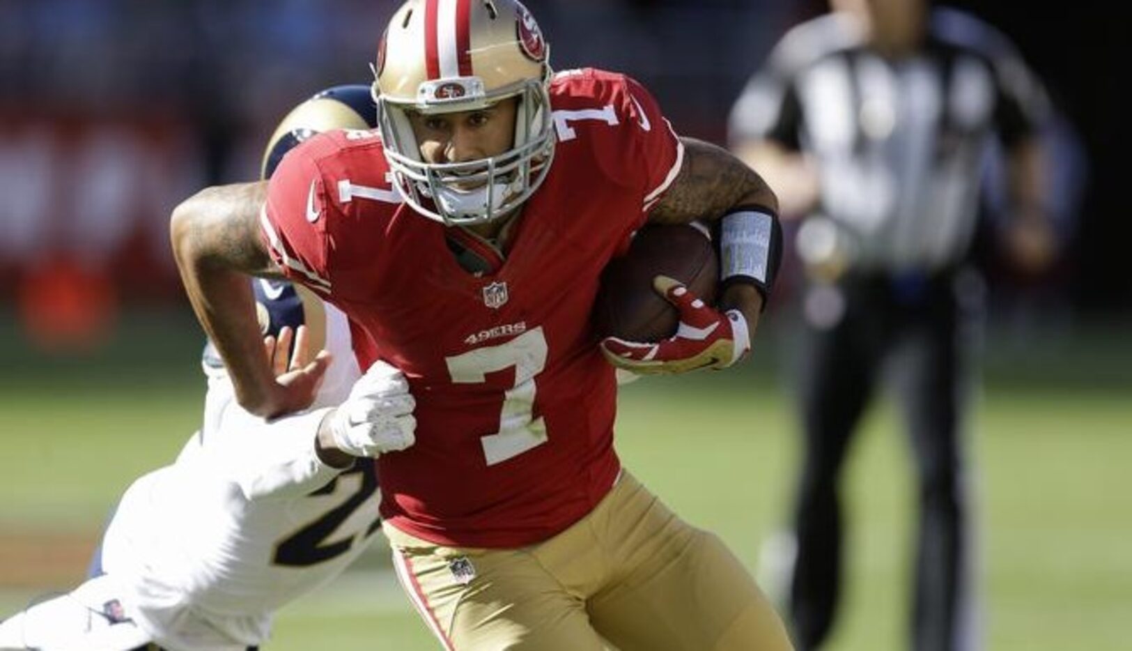 El mariscal Colin Kaepernick y los 49ers de San Francisco llevan marca de 4-4 en la...