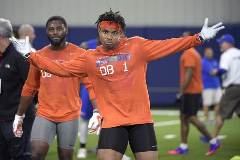 Defensive back Vernon Hargreaves III (1) poses for teammates watching Florida's NFL Pro Day...