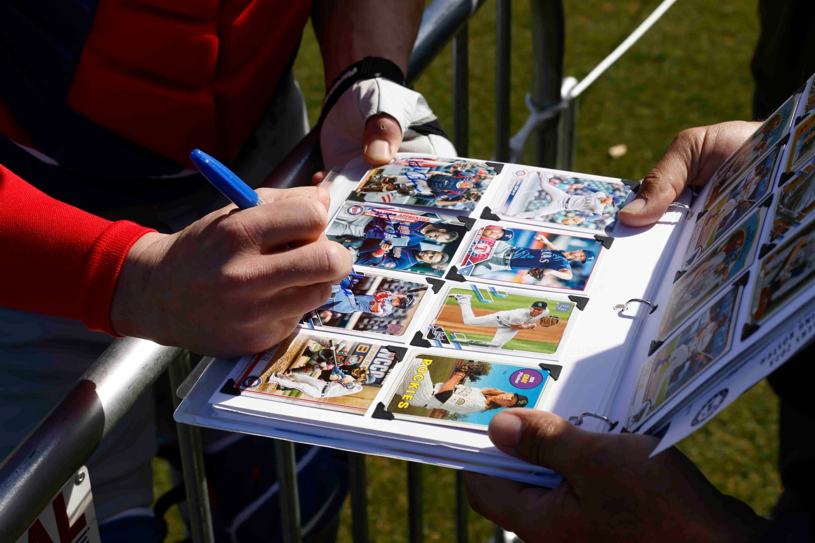 Rangers pitcher deGrom signs autographs at fan fest