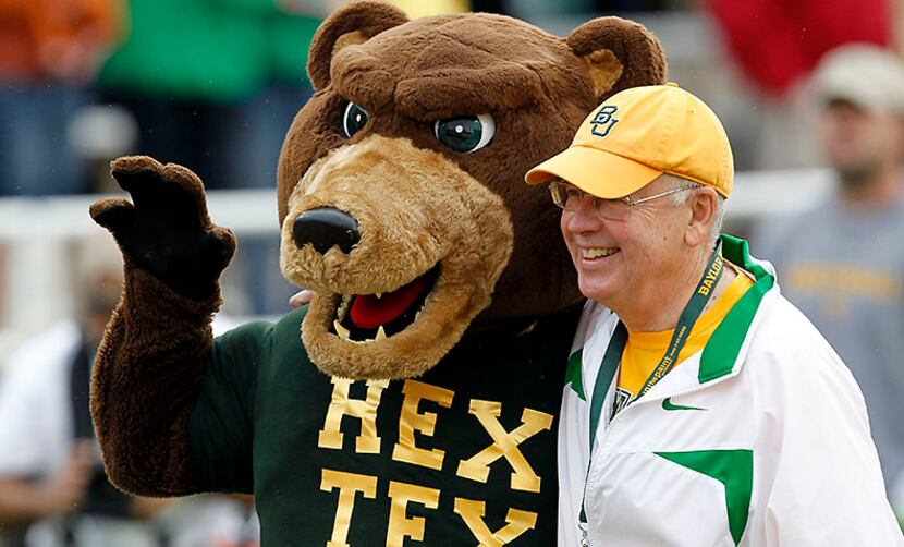  Ken Starr poses with the Baylor mascot. (2011 File Photo/Vernon Bryant) 