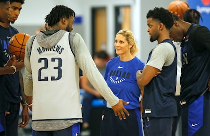 Mavericks assistant coach Jenny Boucek talks with players, including Wesley Matthews (23),...