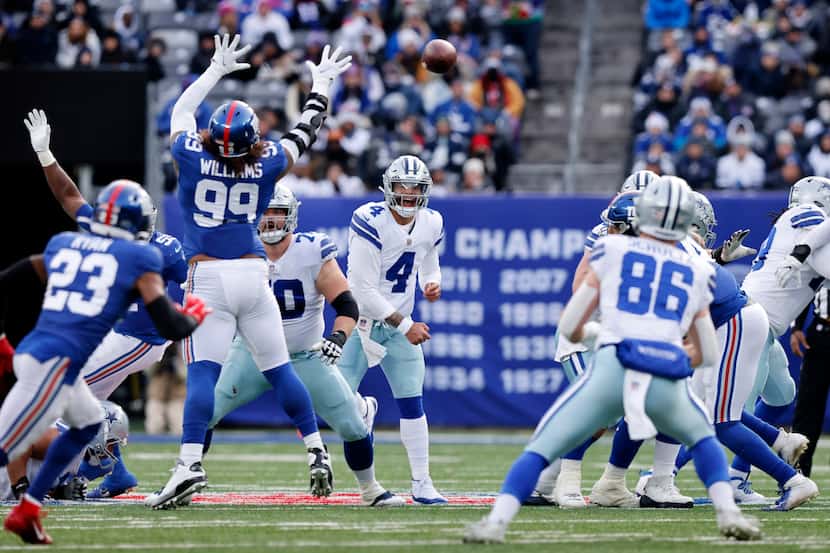 Dallas Cowboys quarterback Dak Prescott (4) throws a second quarter pass to tight end Dalton...