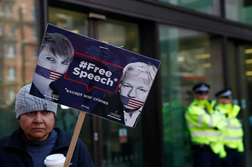 Una persona protesta afuera de una corte en Londres por el arresto de Julian Assange.