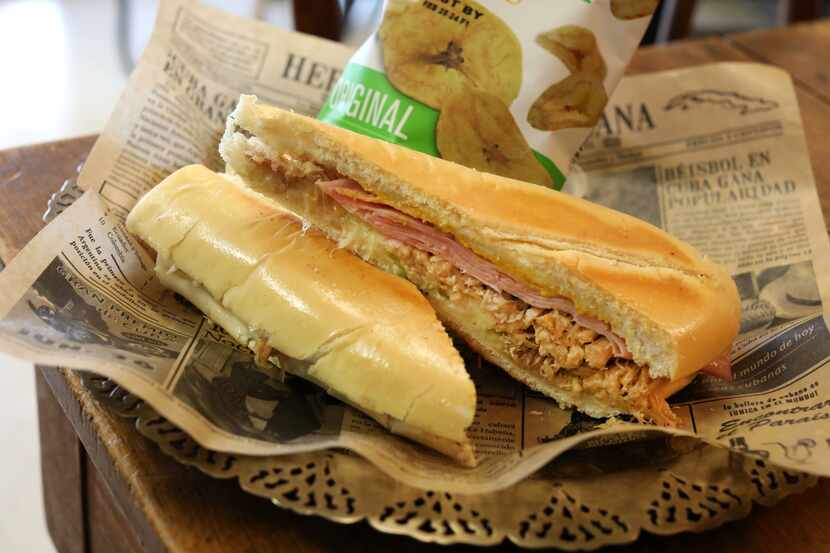 El sándwich de Cuban Dulcería International Bakery en Carrollton en honor del pelotero...