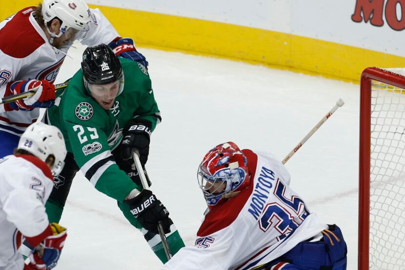 Dallas Stars right wing Brett Ritchie (25) tries to score on Montreal Canadiens goalie Al...