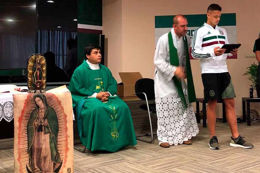 El año pasado, durante la Copa Confederaciones, sacerdote Alfredo Palacios (centro, de...