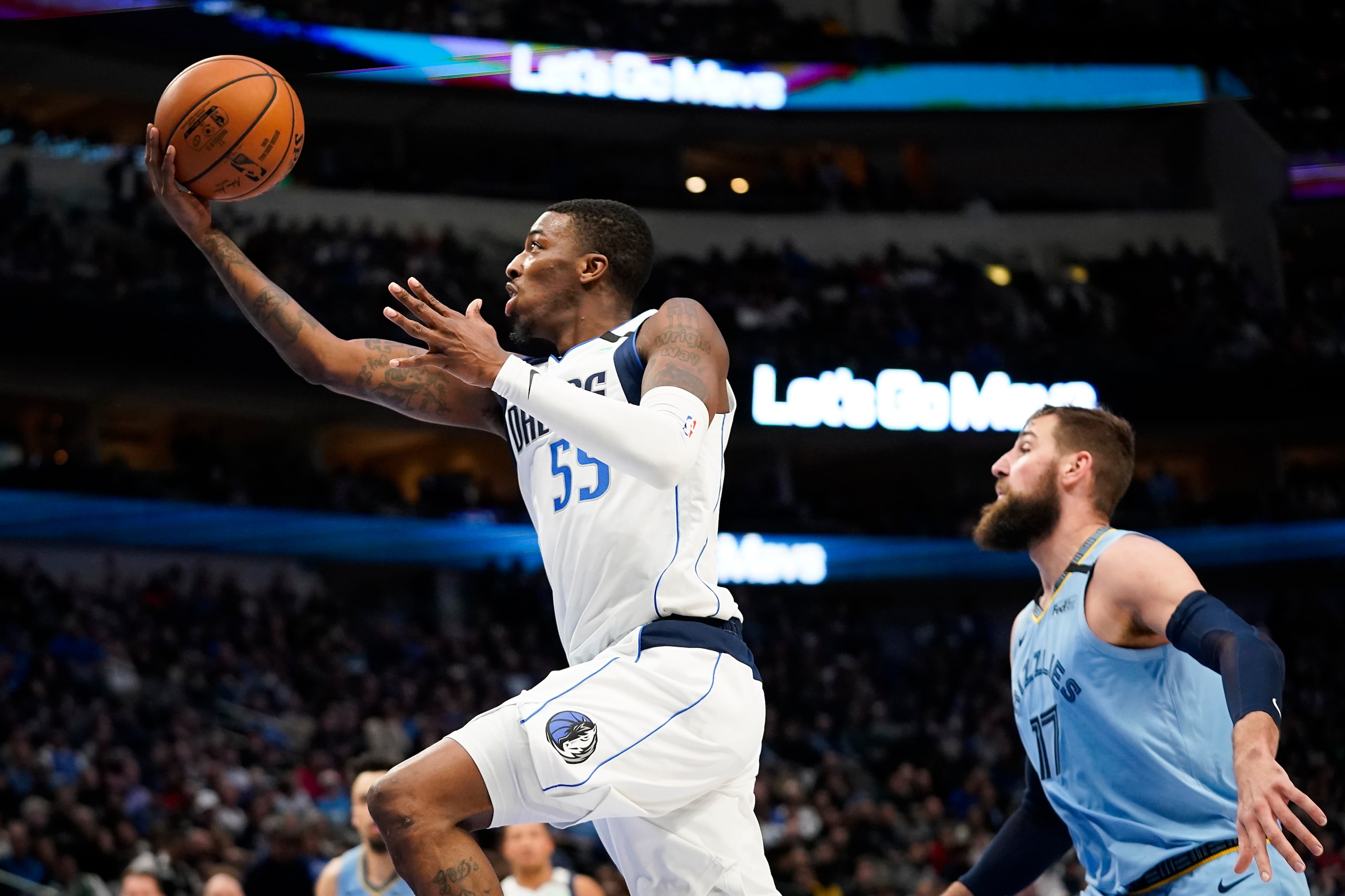 Dallas Mavericks guard Delon Wright (55) drives to the basket past Memphis Grizzlies center...