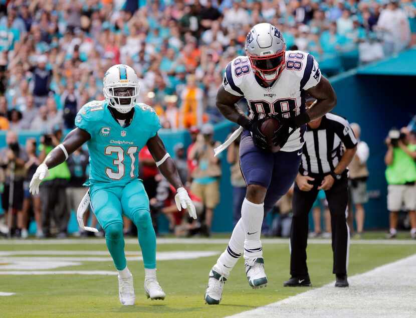 New England Patriots tight end Martellus Bennett (88) grabs a touchdown pass as Miami...