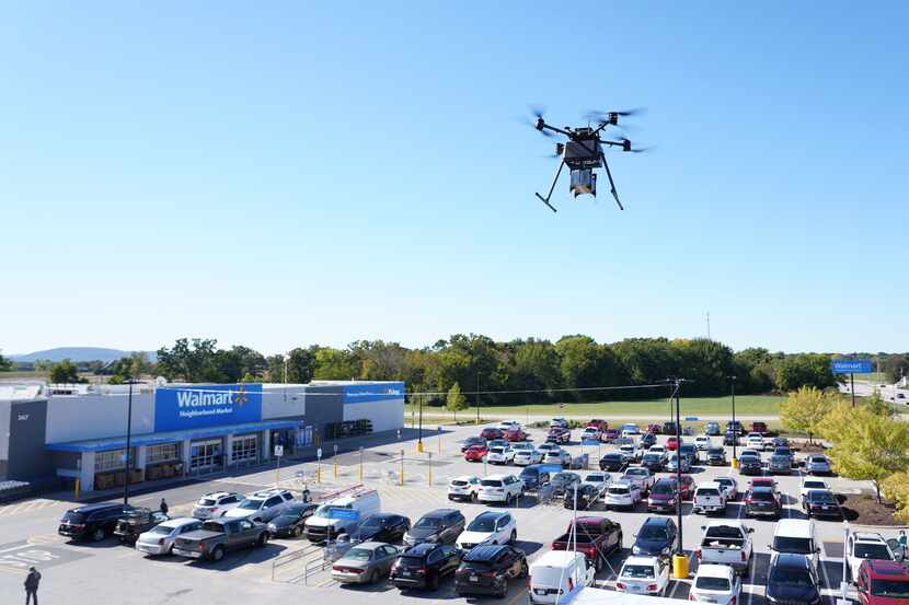 Un drone de Walmart toma vuelo para llevar un pedido a domicilio. (Foto: Business Wire)