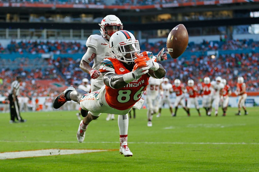 MIAMI GARDENS, FL - SEPTEMBER 10: David Njoku #86 is unable to catch the pass for a...