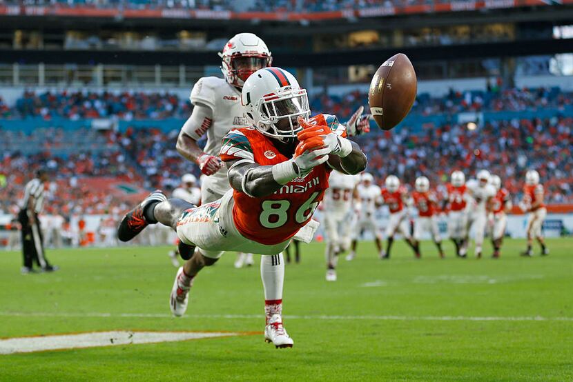 MIAMI GARDENS, FL - SEPTEMBER 10: David Njoku #86 is unable to catch the pass for a...