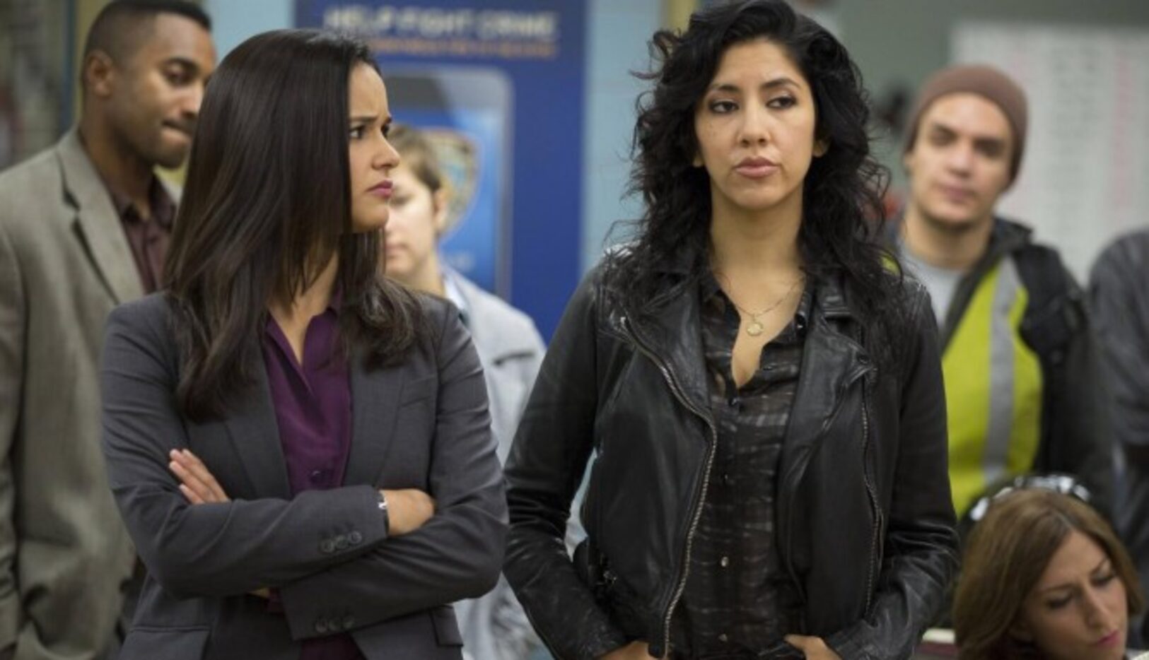 Melissa Fumero (izq.) y Stephanie Beatriz en “Brooklyn Nine-Nine”, no pensaban que dos...