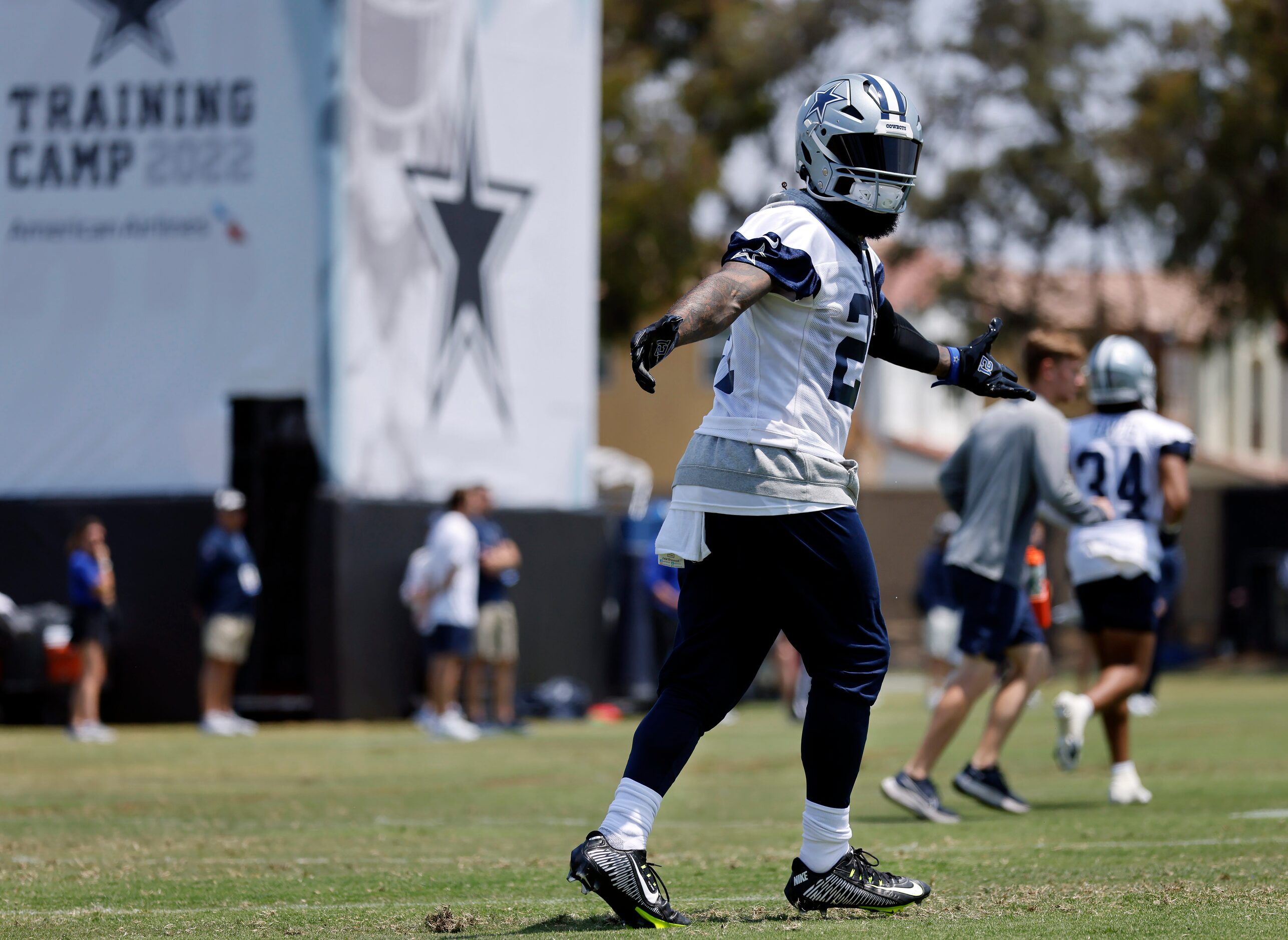 Dallas Cowboys running back Ezekiel Elliott (21) acknowledges the fans as he runs back onto...