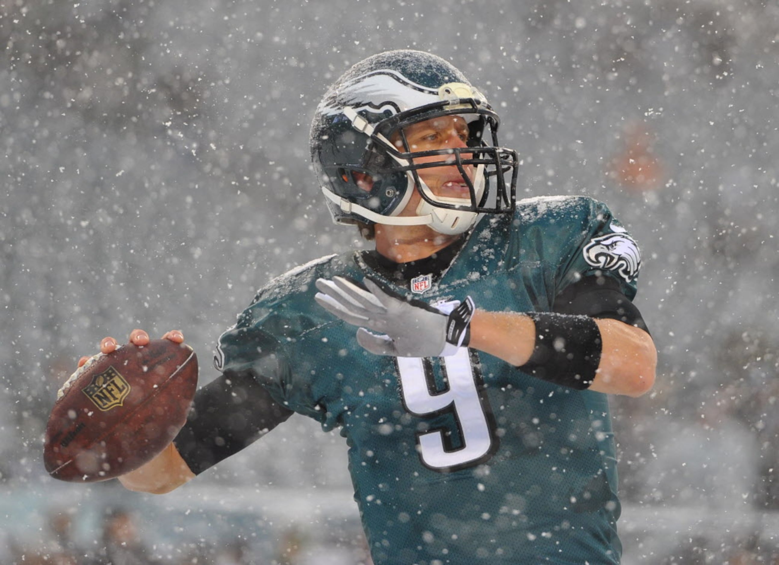 Philadelphia Eagles plow through the snow to knock off Detroit