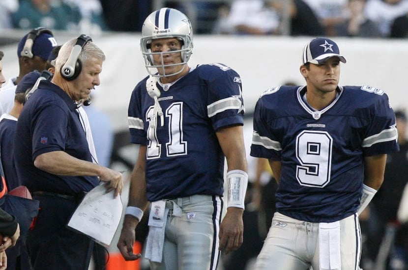 Cowboys coach Bill Parcells onfers with quarterback Drew Bledsoe and backup Tony Romo 