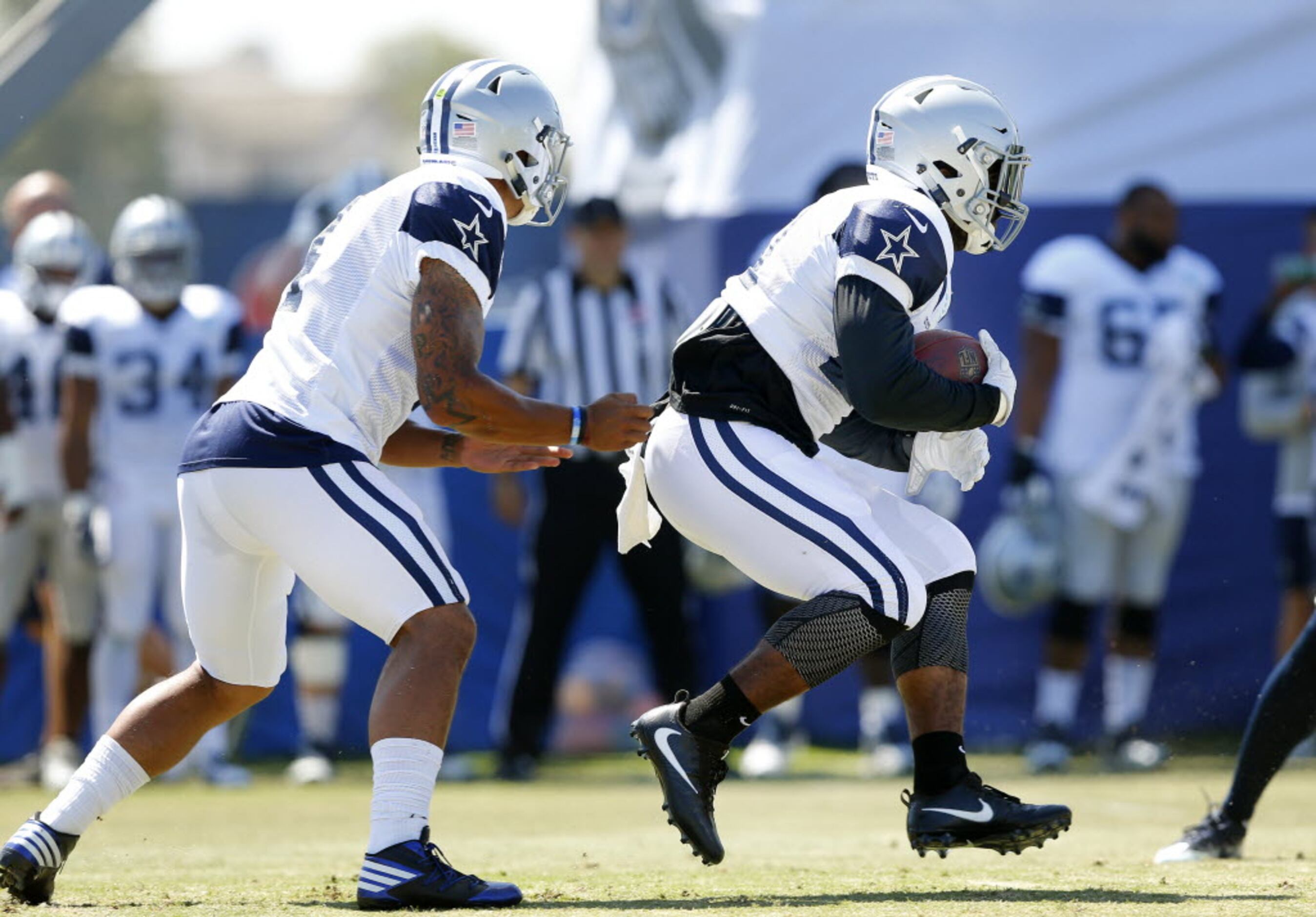 Ezekiel Elliott gives fans peek of Cowboys Thanksgiving throwback