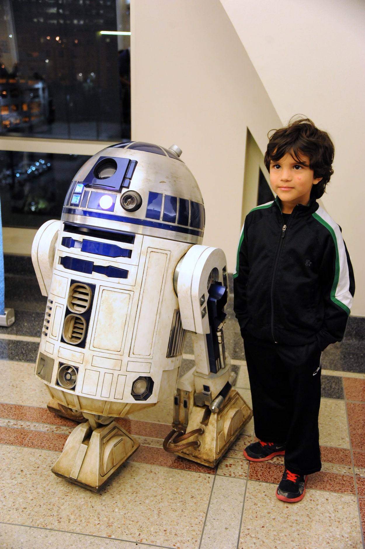 Thomas Rippetoe meets R2-D2 at Star Wars night at the Dallas Mavericks basketball game at...