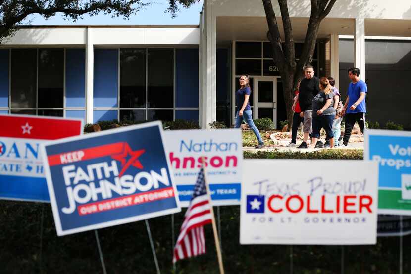 Una familia sale del sitio de votación en Samuell Grand Recreation Center, en Dallas. El...