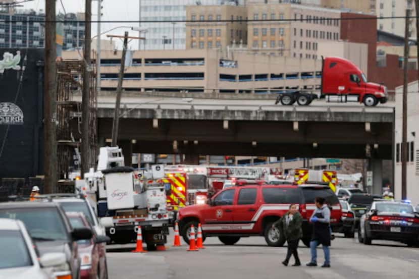 Un hombre murió electrocutado en Old East Dallas el miércoles.
