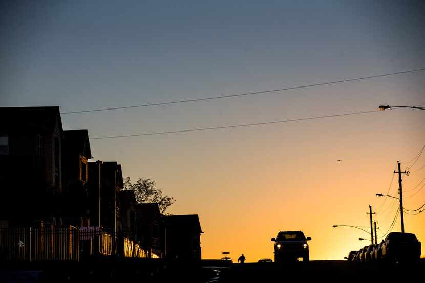 Un atardecer en los apartamentos Mountain View en Dallas. Septiembre ha sido inusualmente...